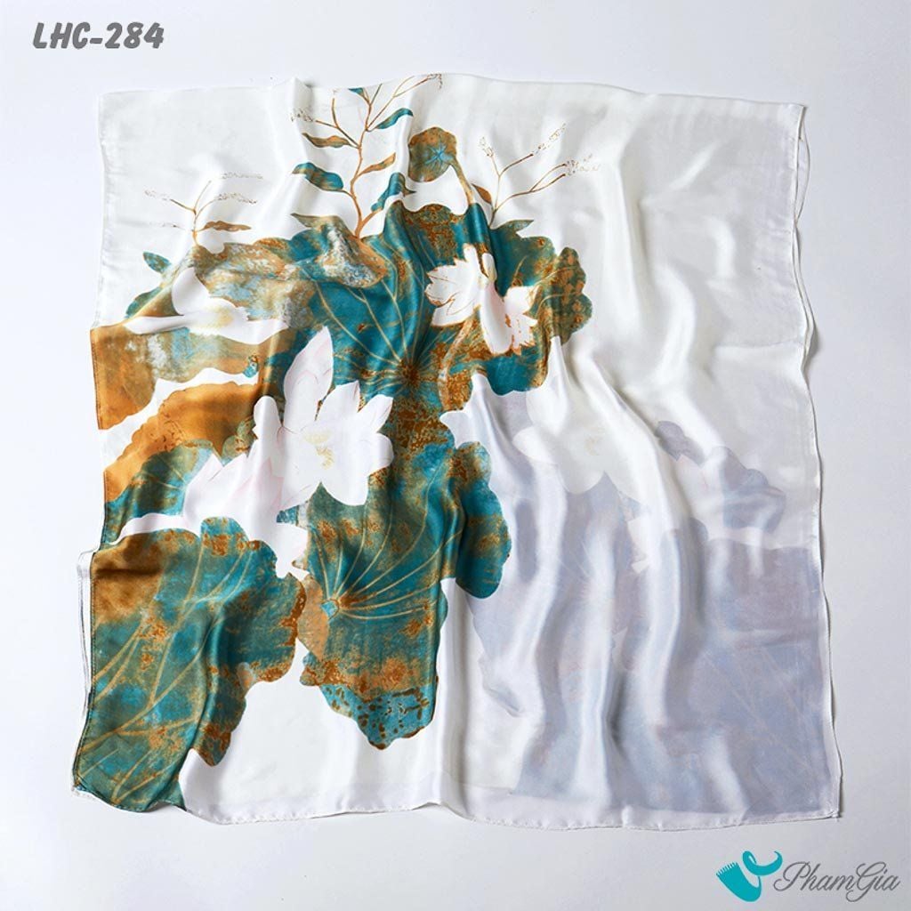 Họa tiết hoa sen trắng lá xanh trên nền khăn choàng lụa trắng