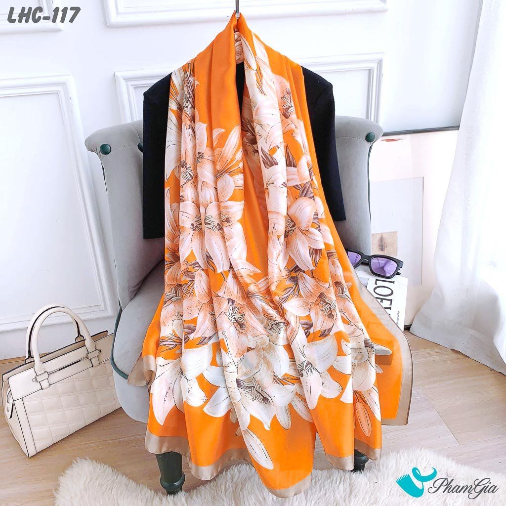 Góc Nghiêng Khăn Choàng Lụa Hàng Châu Màu Cam Họa Tiết Hoa Lily Thanh Lịch