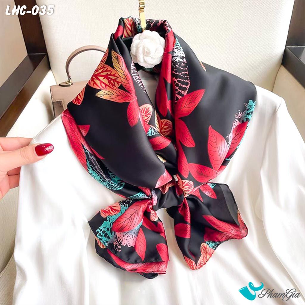 Góc Nghiêng Khăn Choàng Lụa Hàng Châu Màu Đen Họa Tiết Lá Phong Đỏ Trang Nhã