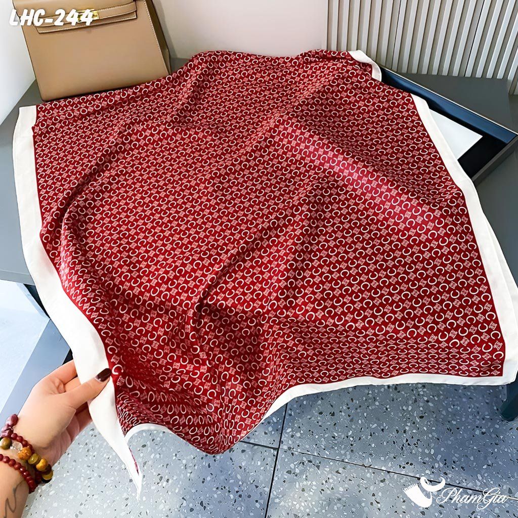 Góc Trên Khăn Choàng Lụa Hàng Châu Màu Đỏ Đô Họa Tiết Móc Xích Hiện Đại