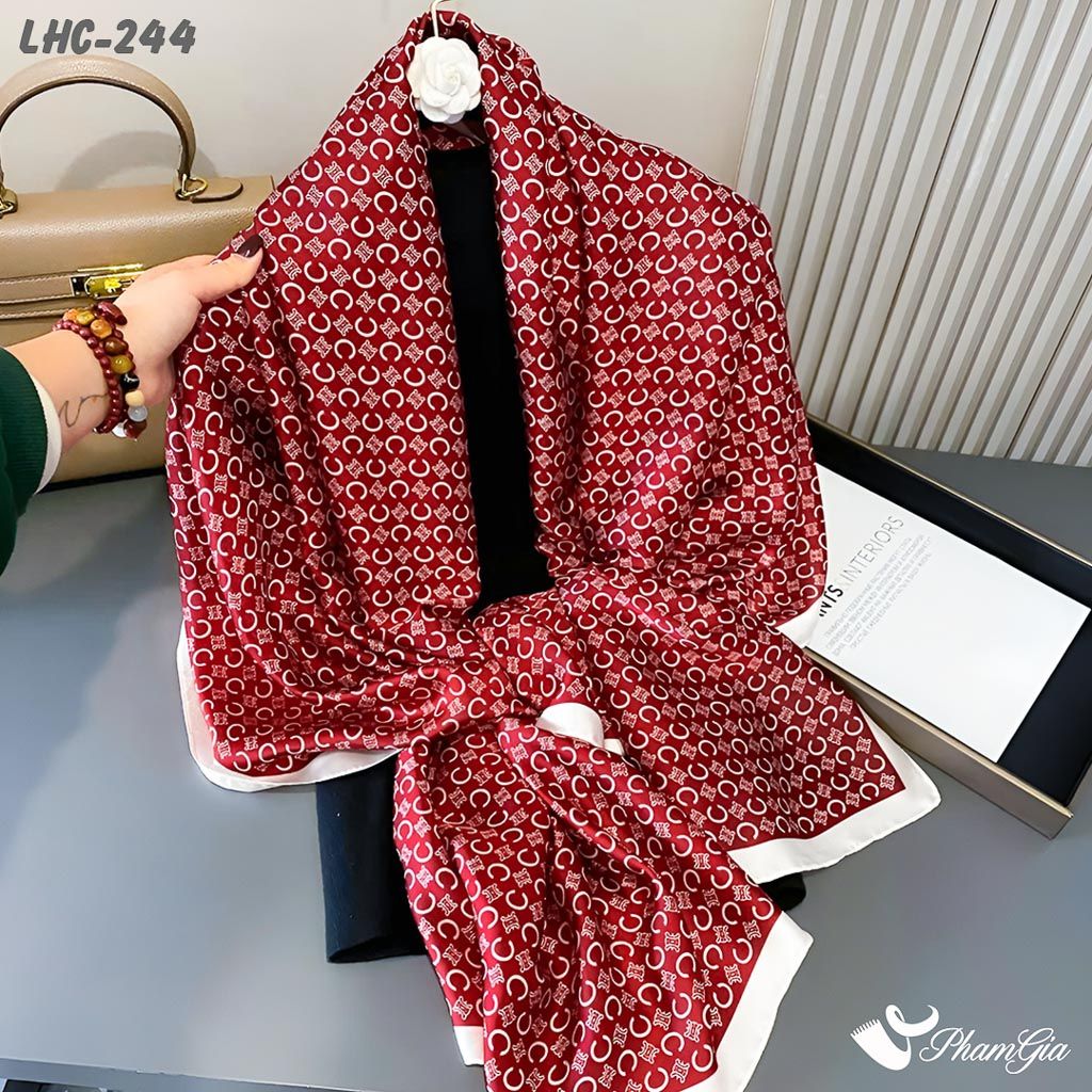 Góc Nghiêng Khăn Choàng Lụa Hàng Châu Màu Đỏ Đô Họa Tiết Móc Xích Hiện Đại