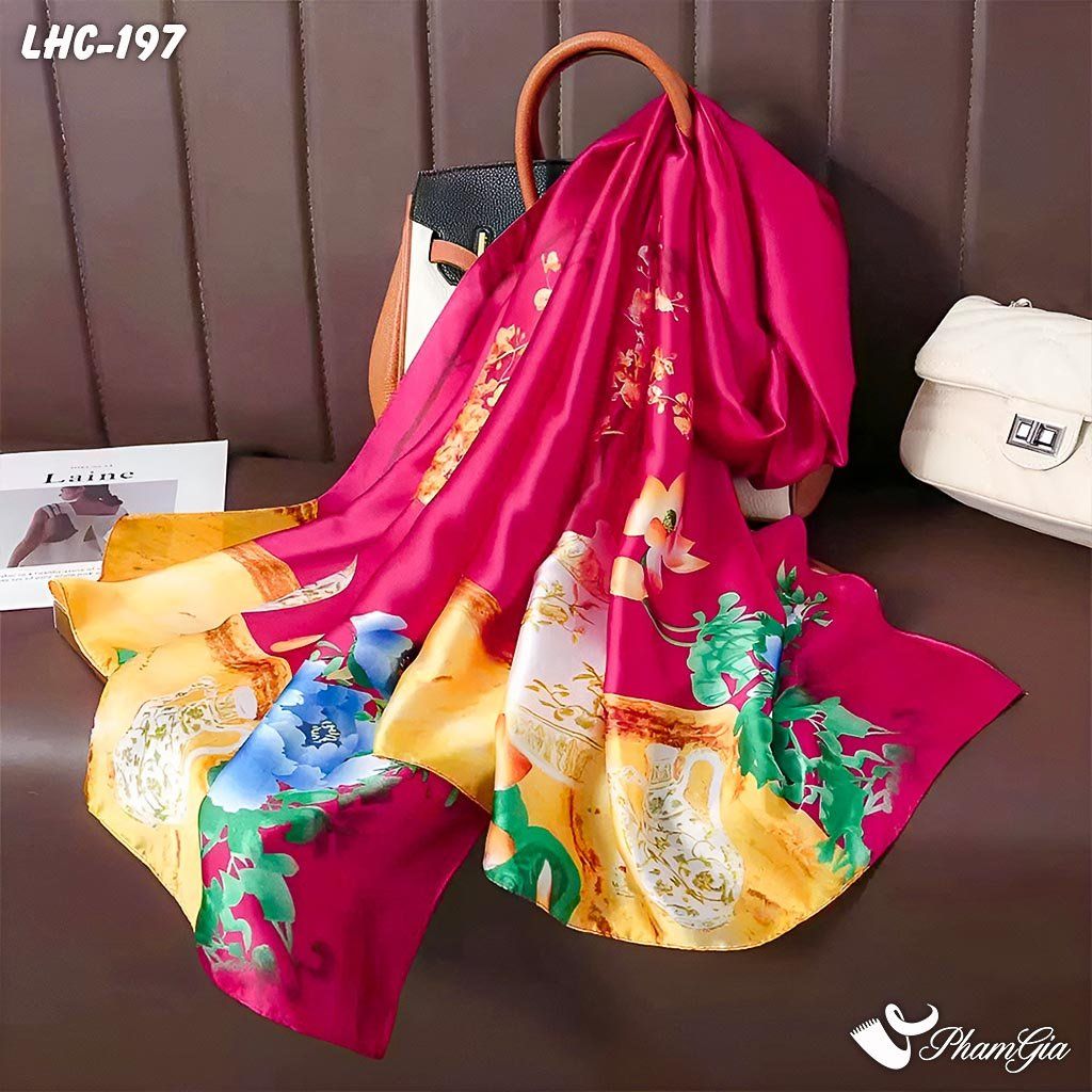 Góc Nghiêng Khăn Choàng Lụa Hàng Châu Màu Đỏ Họa Tiết Bình Hoa Sen Cổ Điển