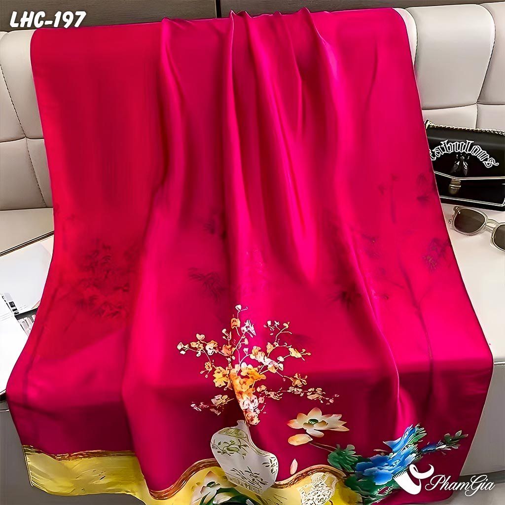 Góc Trên Khăn Choàng Lụa Hàng Châu Màu Đỏ Họa Tiết Bình Hoa Sen Cổ Điển