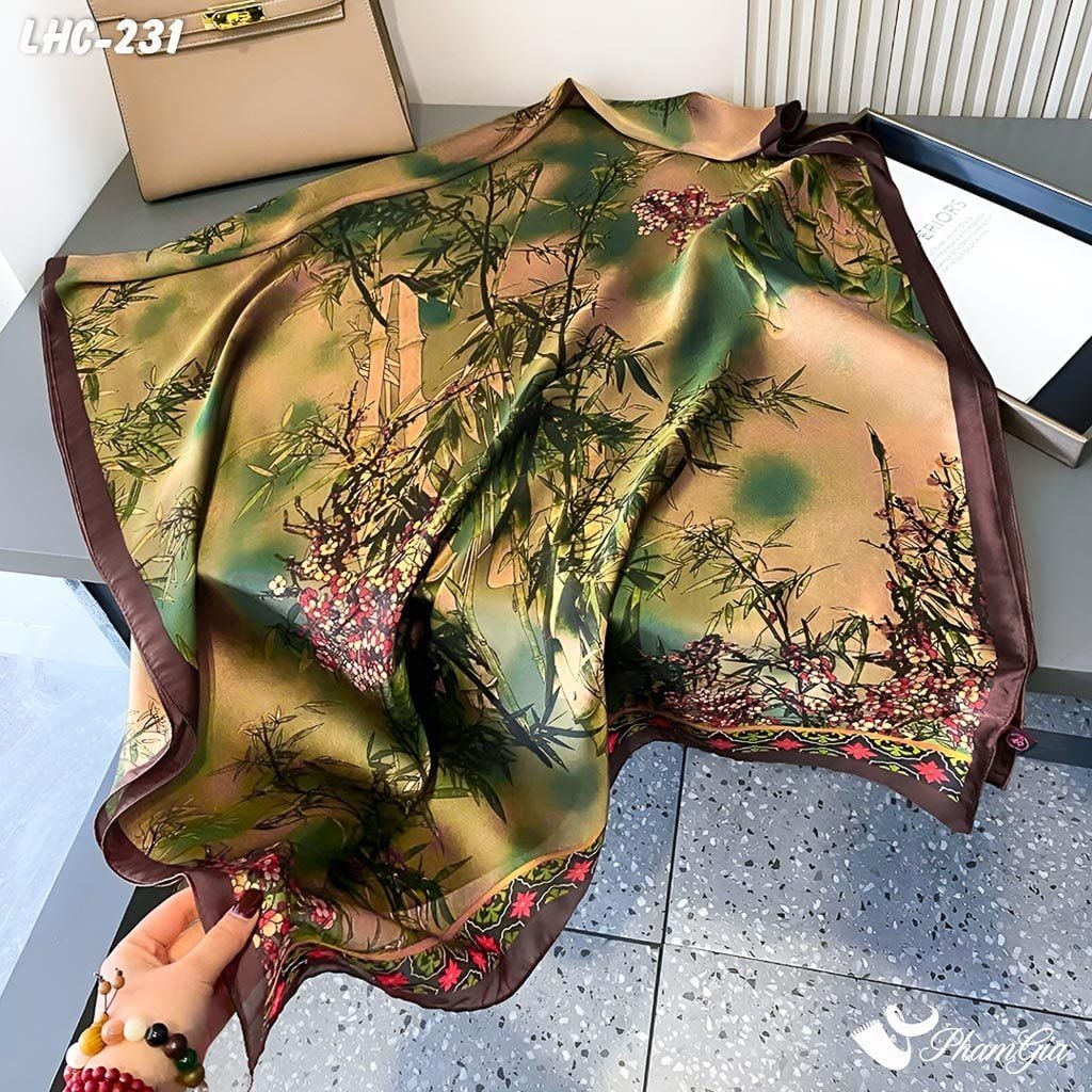 Góc Trên Khăn Choàng Lụa Hàng Châu Màu Nâu Rêu Họa Tiết Trúc Mai Quý Phái