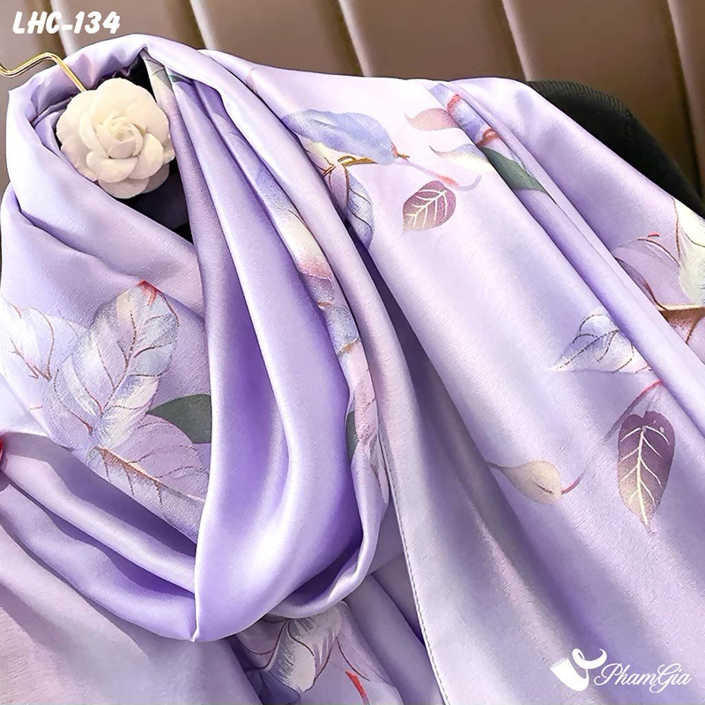 Góc Nghiêng Khăn Choàng Lụa Hàng Châu Màu Tím Lilac Họa Tiết Lá Bay Bổng