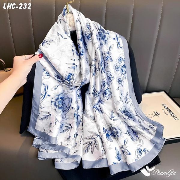 Khăn Choàng Lụa Hàng Châu Màu Trắng Họa Tiết Hoa Hồng Xanh Nhẹ Nhàng (LHC232)