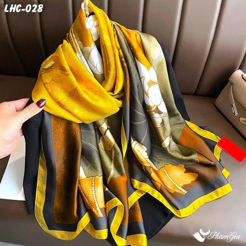 Khăn Choàng Lụa Hàng Châu Màu Vàng Gold Họa Tiết Hoa Sen Trang Nhã