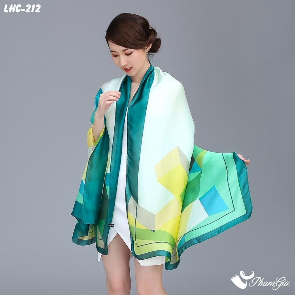 Model Choàng Khăn Choàng Lụa Hàng Châu Màu Xanh Lục Họa Tiết Lập Thể Cá Tính
