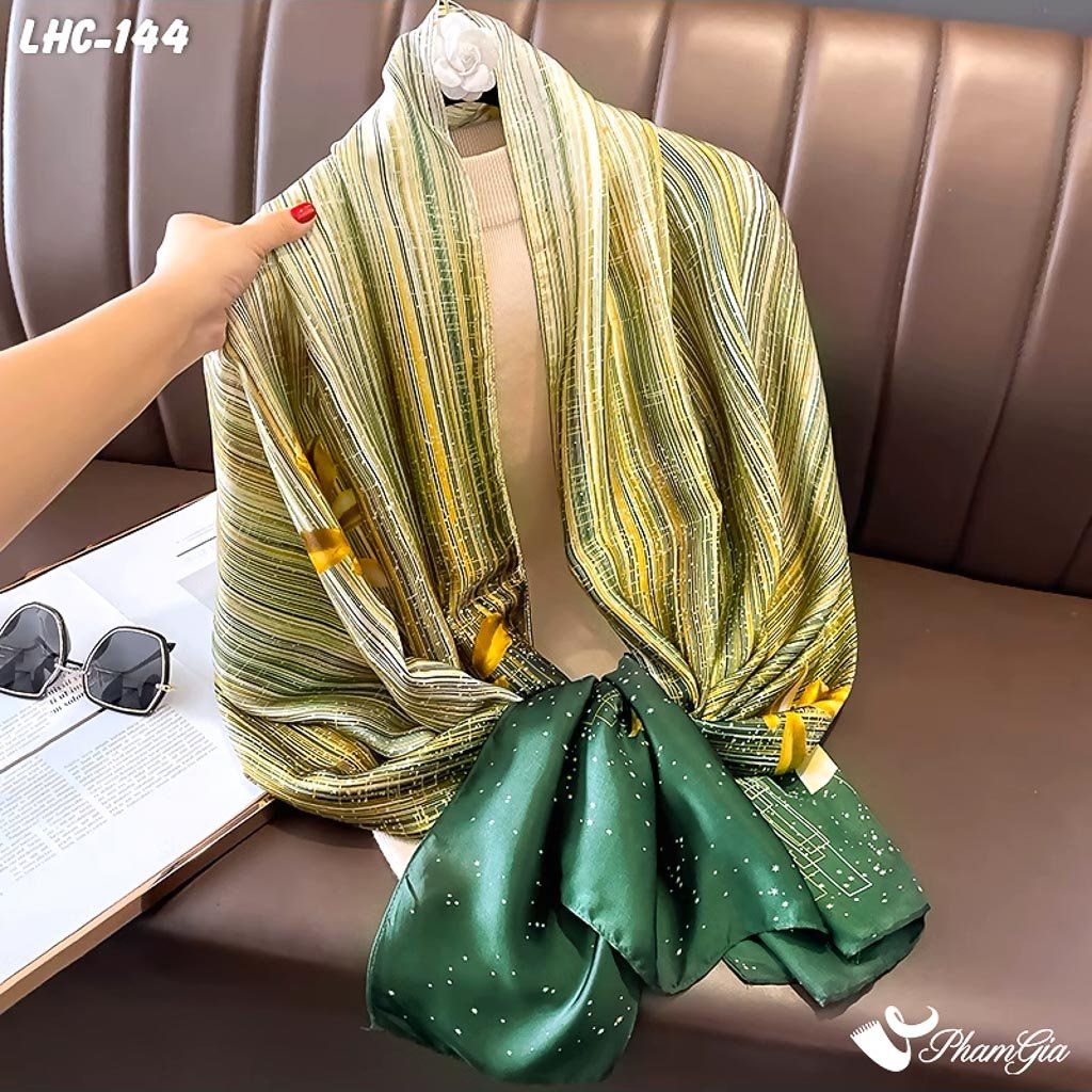 Góc Nghiêng Khăn Choàng Lụa Hàng Châu Màu Xanh Rêu Họa Tiết Lá Vàng Sang Trọng