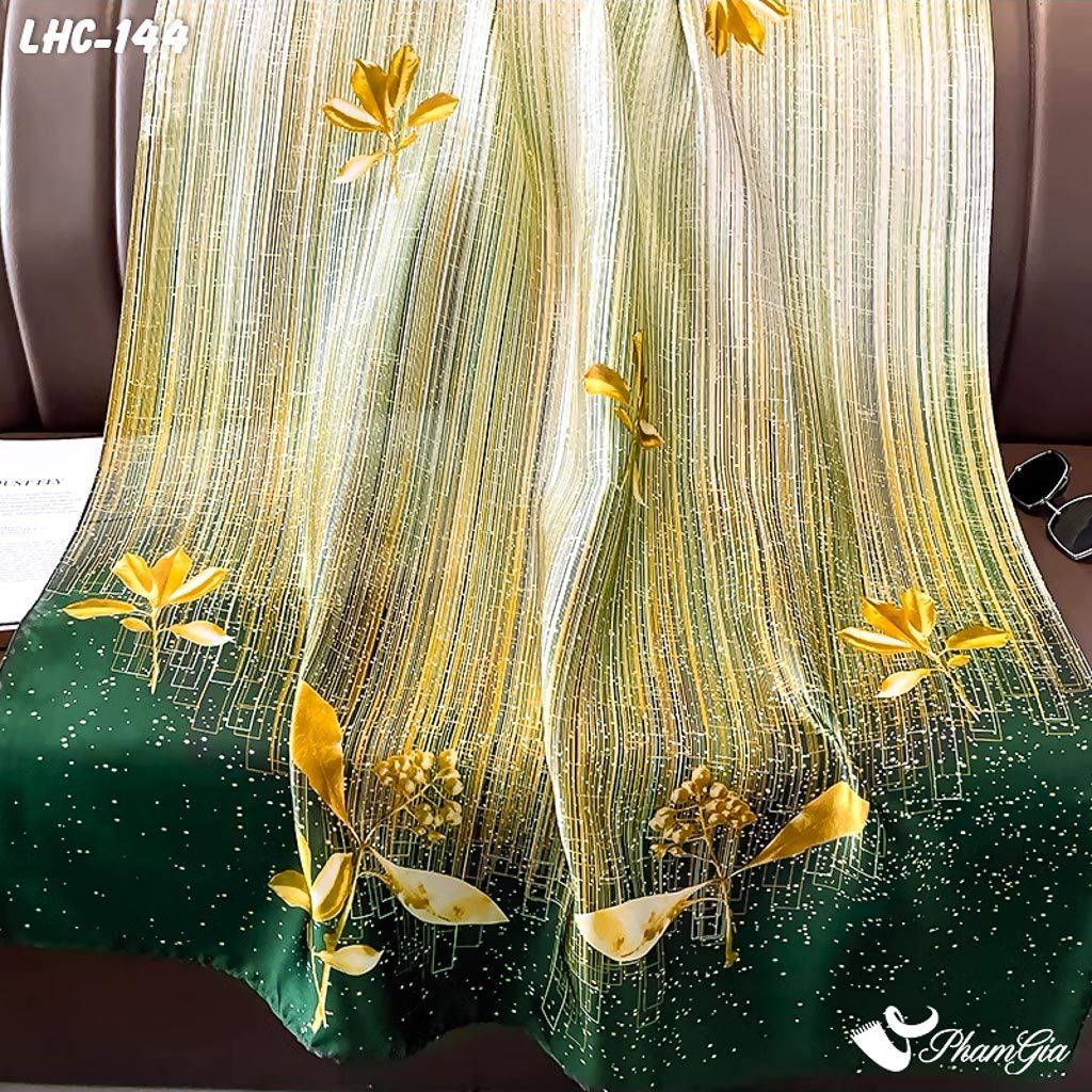 Cận Cảnh Khăn Choàng Lụa Hàng Châu Màu Xanh Rêu Họa Tiết Lá Vàng Sang Trọng