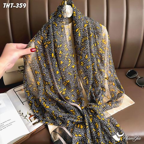 Góc Nghiêng Khăn Choàng Tằm Họa Tiết Lá Cách Điệu Phối Màu Đen Vàng Thanh Lịch