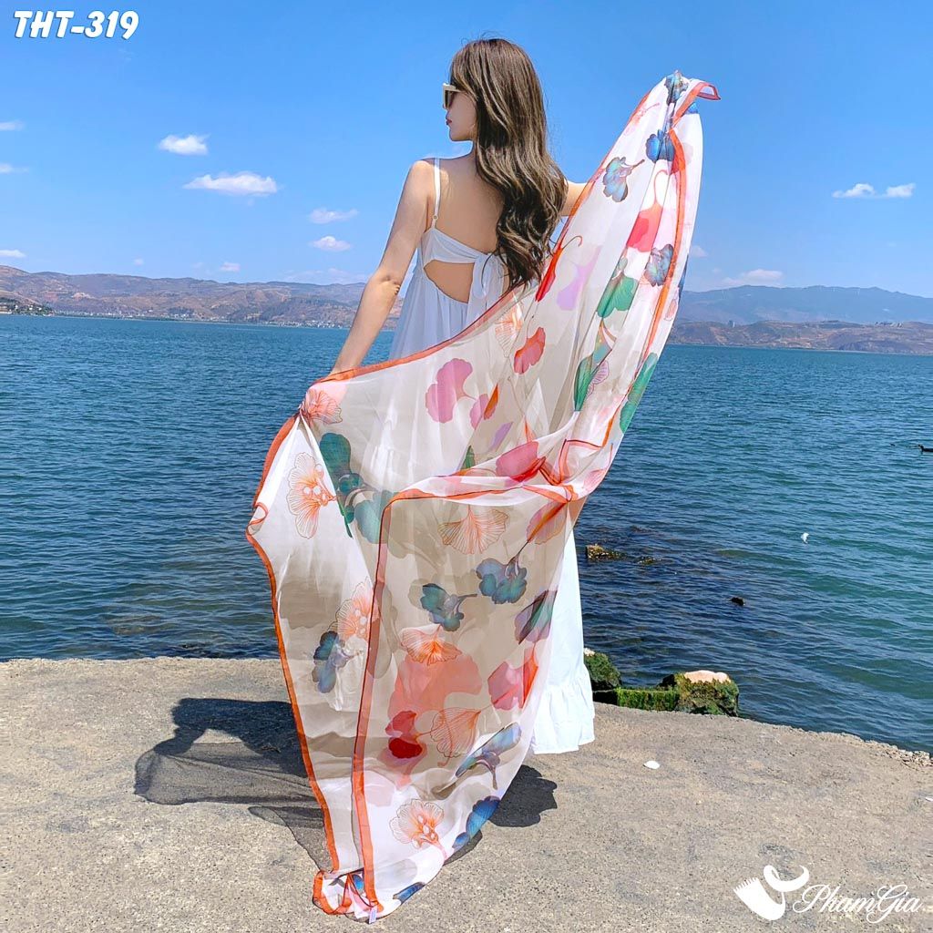 Phía Sau Khăn Choàng Tằm Họa Tiết Lá Rẻ Quạt Phối Màu Cam Xanh Nổi Bật