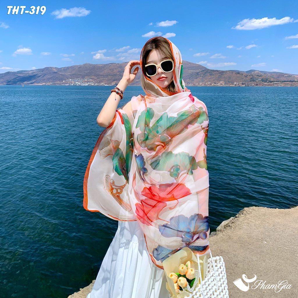 Người Mẫu Choàng Khăn Choàng Tằm Họa Tiết Lá Rẻ Quạt Phối Màu Cam Xanh Nổi Bật