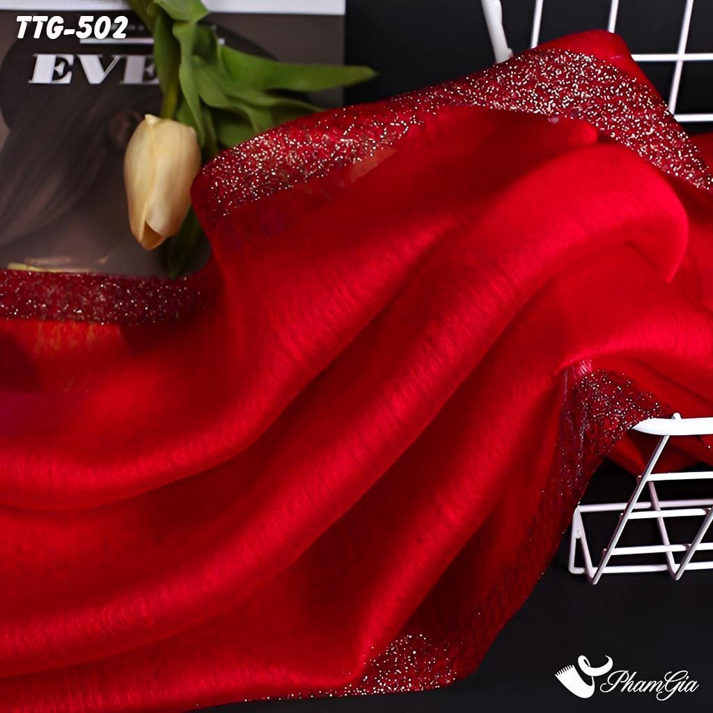 Họa Tiết Khăn Choàng Tơ Tằm Gân Đỏ Tươi Phong Cách Minimalism Cao Cấp