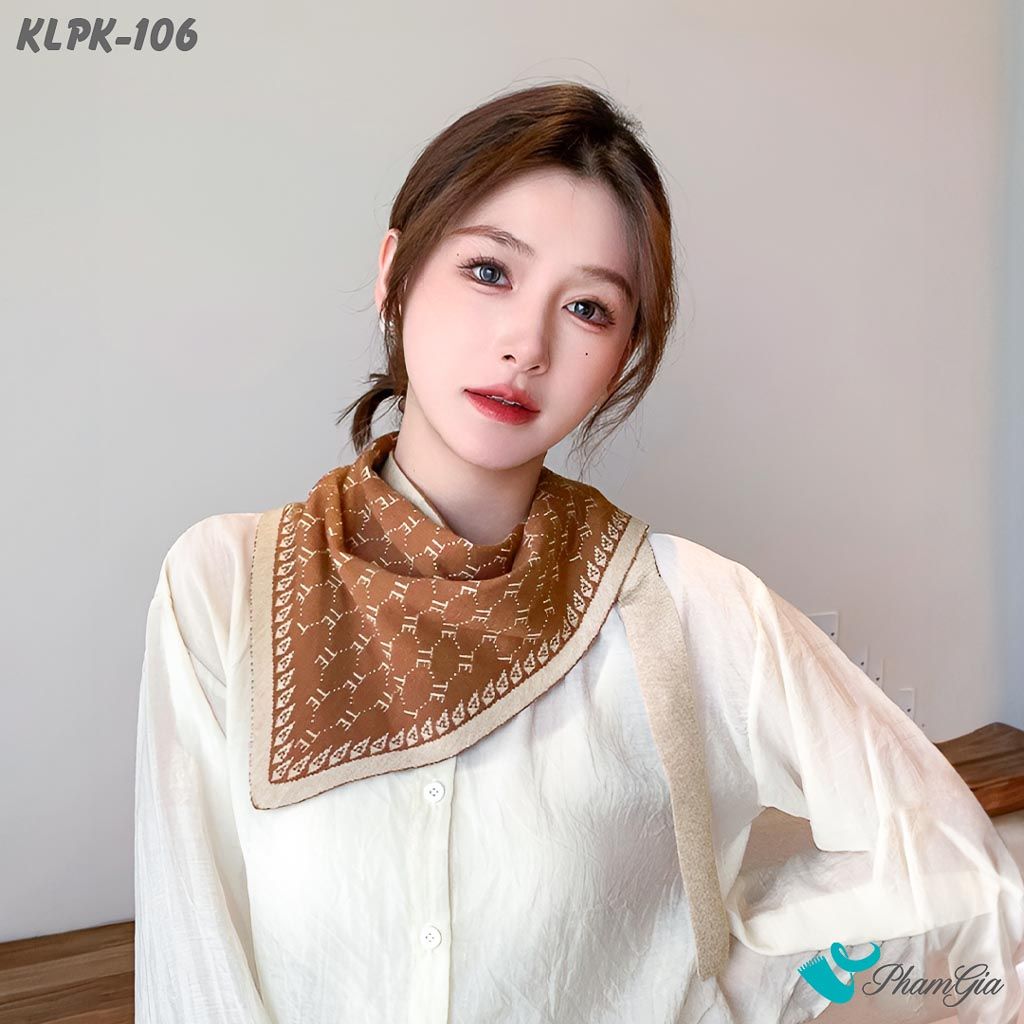 Người Mẫu Mặc Khăn Len Phụ Kiện Họa Tiết Hiện Đại Phối Màu Kem Nâu Đất