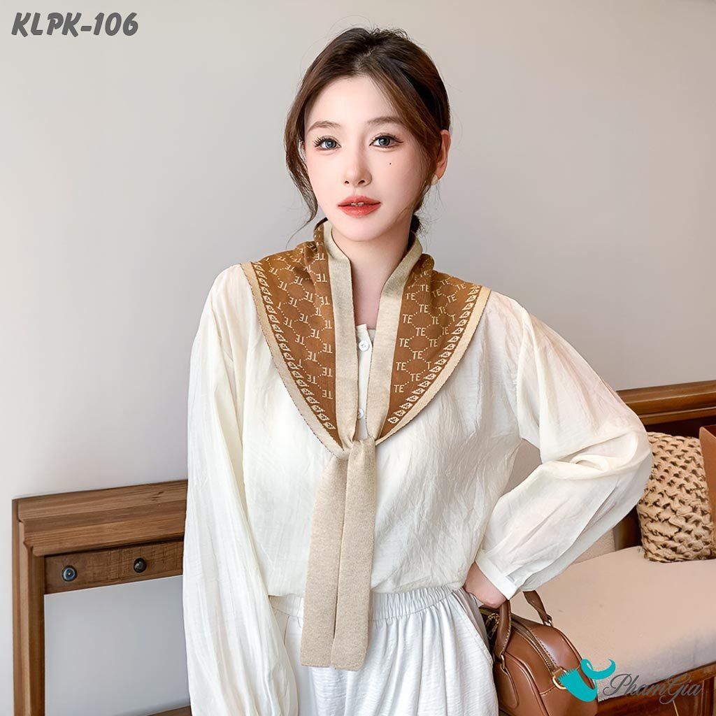 Model Mặc Khăn Len Phụ Kiện Họa Tiết Hiện Đại Phối Màu Kem Nâu Đất