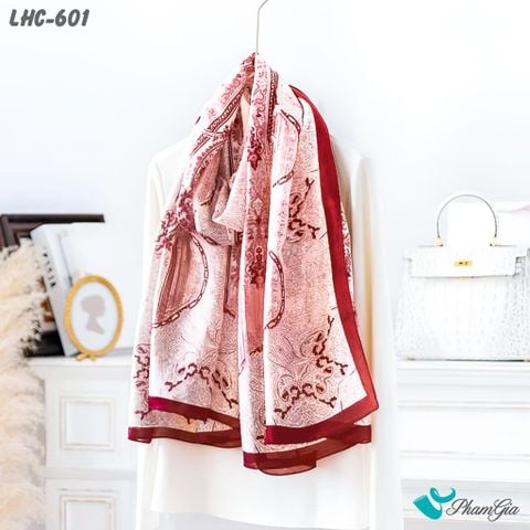 Góc Nghiêng Khăn Lụa Hàng Châu Họa Tiết Baroque Màu Đỏ Đô Cổ Điển