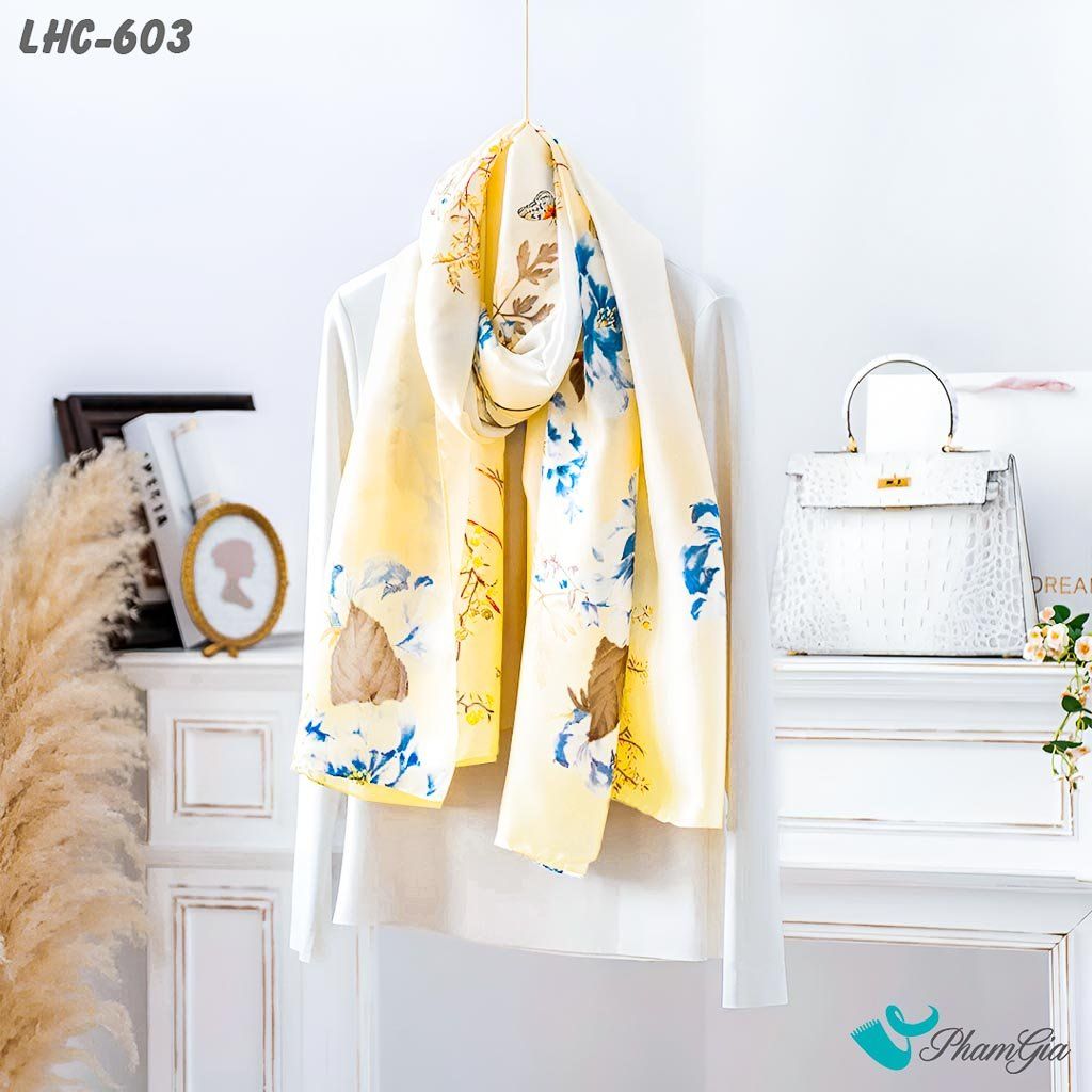 Góc Nghiêng Khăn Lụa Hàng Châu Màu Vàng Bơ Họa Tiết Hoa Xanh Thanh Lịch