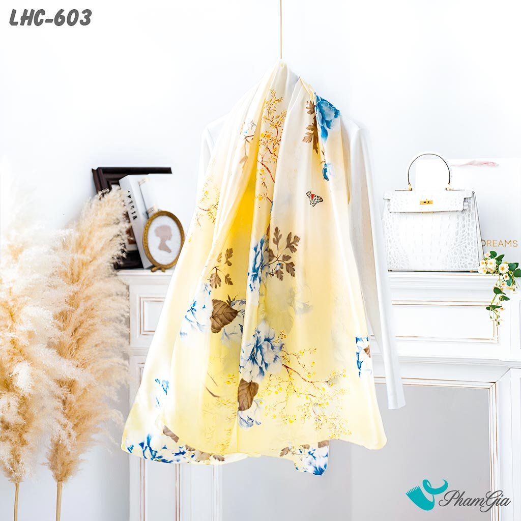 Nghiêng Trái Khăn Lụa Hàng Châu Màu Vàng Bơ Họa Tiết Hoa Xanh Thanh Lịch