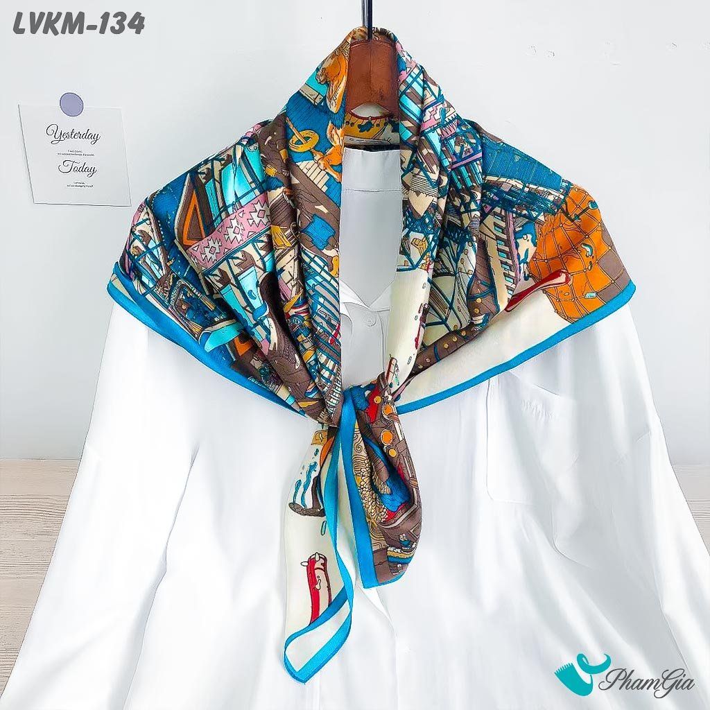 Khăn Lụa Vuông 90*90Cm Họa Tiết La Mã Cổ Điển Viền Xanh (LVKM134)