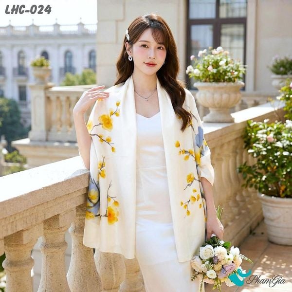 Khăn Choàng Lụa Hàng Châu Màu Trắng Kem Họa Tiết Hoa Mai Vàng Tinh Tế (LHC024)