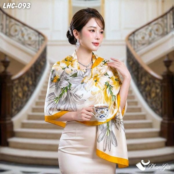 Khăn Choàng Lụa Hàng Châu Họa Tiết Hoa Lily Màu Vàng Trang Nhã (LHC093)
