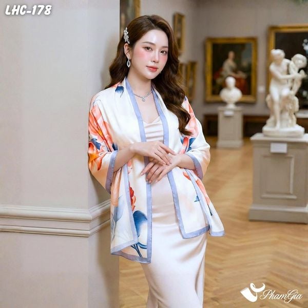 Khăn Choàng Lụa Hàng Châu Màu Trắng Họa Tiết Hoa Lily Hồng Nhẹ Nhàng (LHC178)