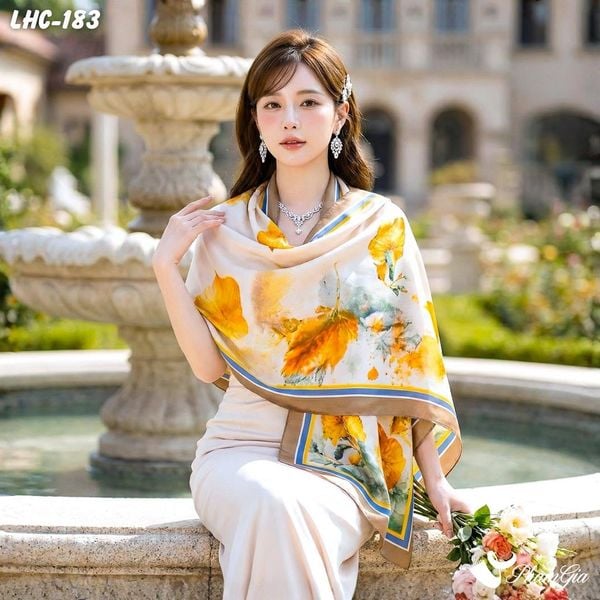 Khăn Choàng Lụa Hàng Châu Màu Vàng Kem Họa Tiết Lá Trầu Vàng Sang Trọng (LHC183)