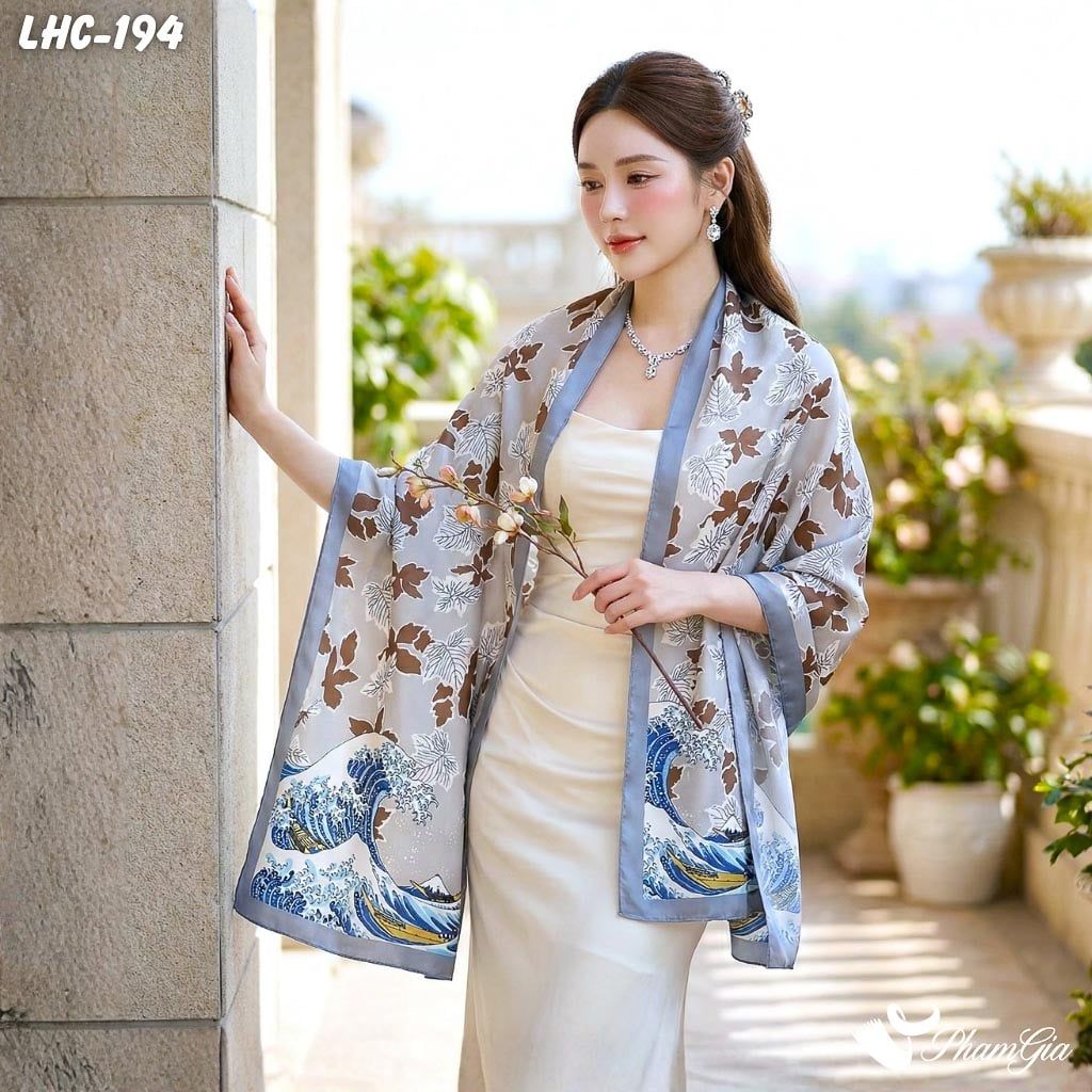 Khăn Choàng Lụa Hàng Châu Màu Xám Ghi Họa Tiết Lá Phong Sóng Biển Nhẹ Nhàng (LHC194)