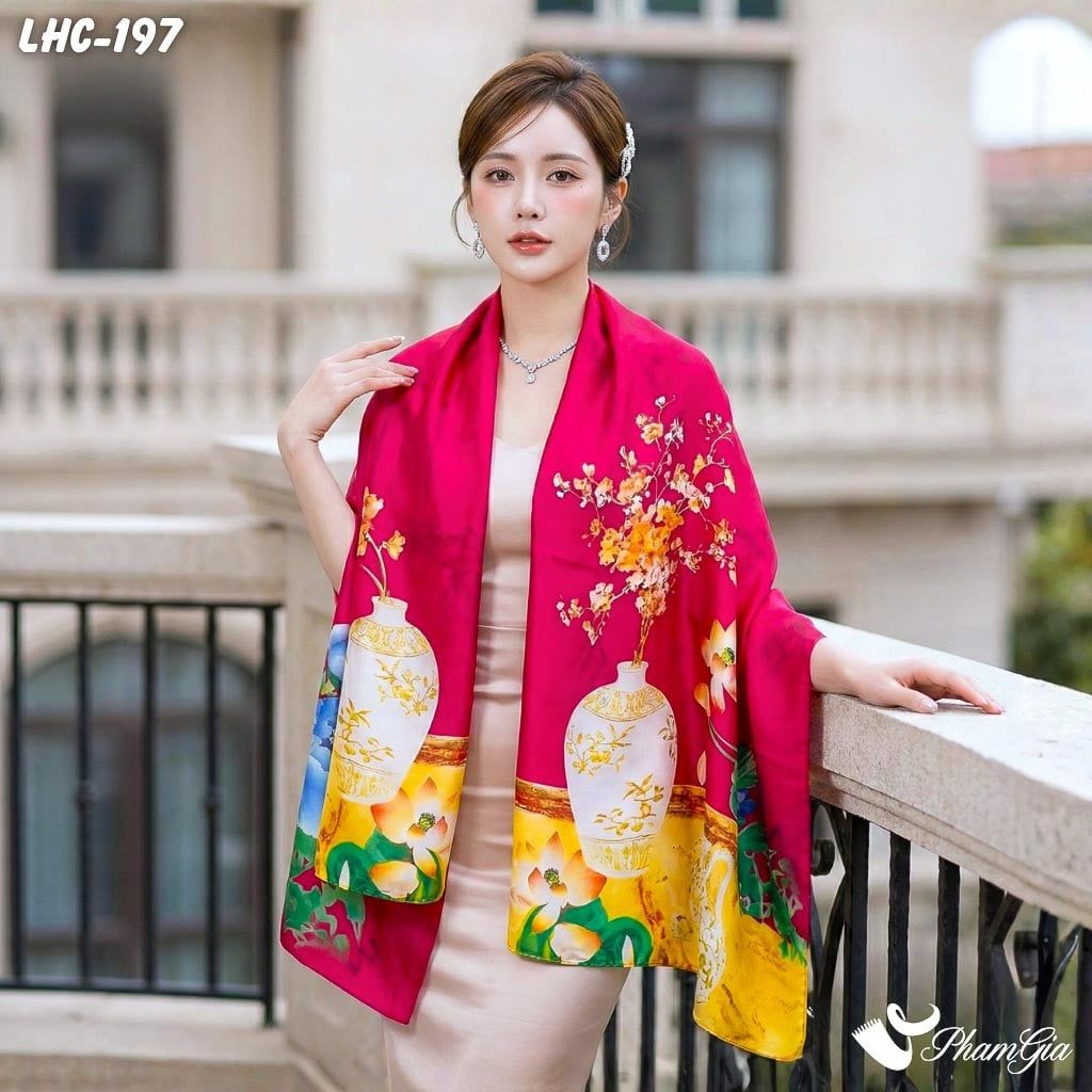 Khăn Choàng Lụa Hàng Châu Màu Đỏ Họa Tiết Bình Hoa Sen Cổ Điển (LHC197)