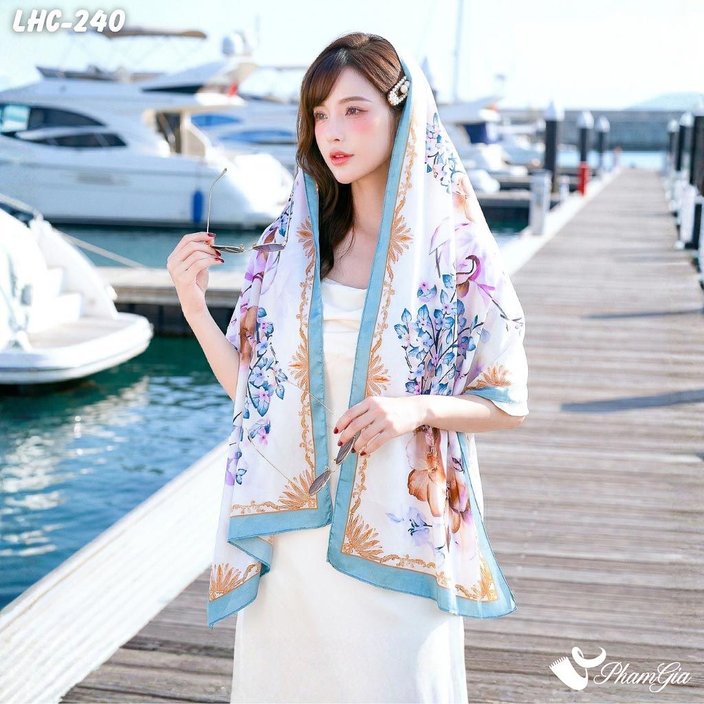 Khăn Choàng Lụa Hàng Châu Màu Trắng Phối Viền Xanh Họa Tiết Nai Hoa Mộng Mơ (LHC240)