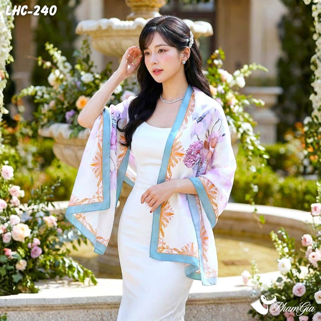 Khăn Choàng Lụa Hàng Châu Màu Trắng Phối Viền Xanh Họa Tiết Nai Hoa Mộng Mơ (LHC240)