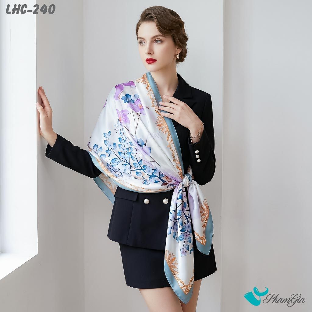 Khăn Choàng Lụa Hàng Châu Màu Trắng Phối Viền Xanh Họa Tiết Nai Hoa Mộng Mơ (LHC240)