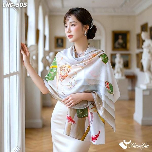 Khăn Choàng Lụa Hàng Châu Màu Nâu Beige Họa Tiết Hoa Sen Cá Chép Tinh Tế (LHC505)