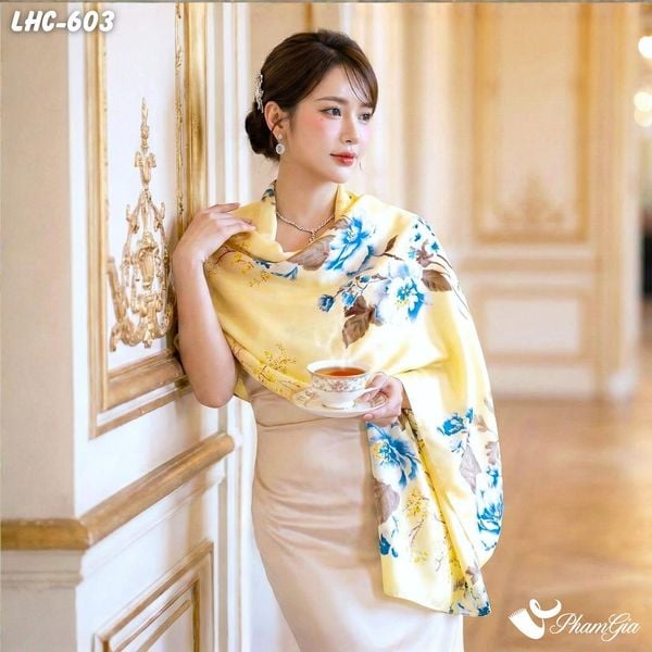 Khăn Lụa Hàng Châu Màu Vàng Bơ Họa Tiết Hoa Xanh Thanh Lịch (LHC603)