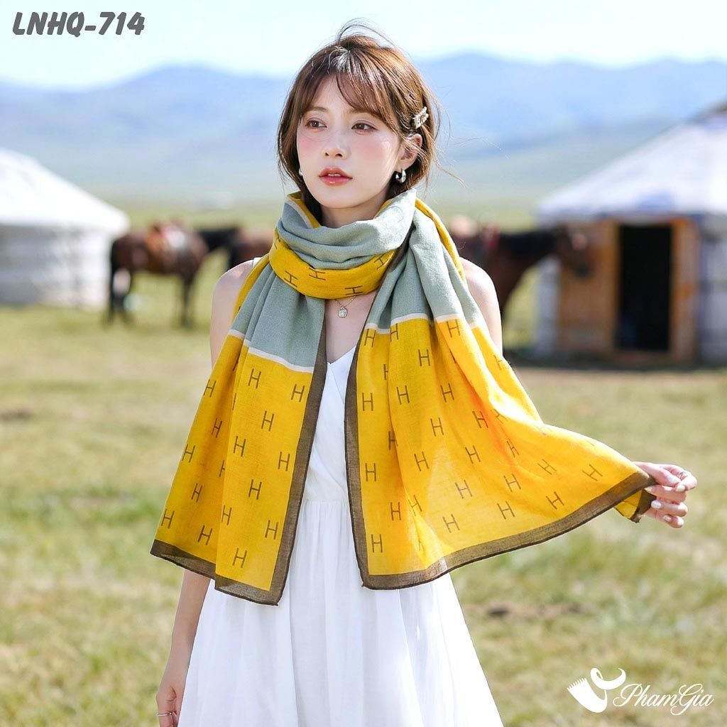 Khăn Choàng Linen Phong Cách Hàn Quốc Họa Tiết Chữ H Màu Vàng Hiện Đại (LNHQ714)