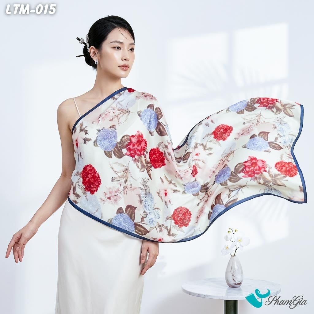 Khăn Choàng Lụa Trúc Mai Họa Tiết Hoa Cẩm Chướng Phối Viền Xanh (LTM015)