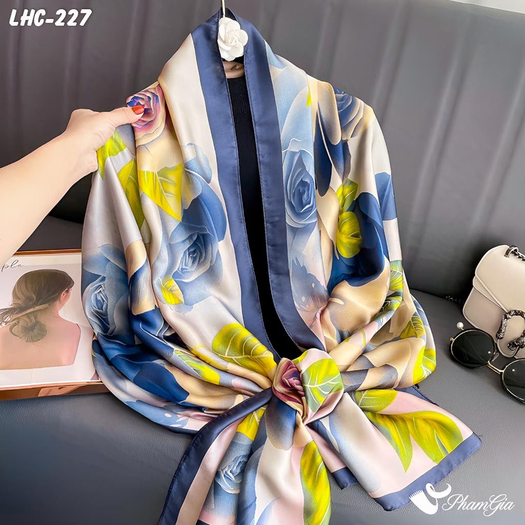 Góc Nghiêng Khăn Choàng Lụa Hàng Châu Màu Xanh Than Phối Beige Họa Tiết Hoa Hồng Trang Nhã