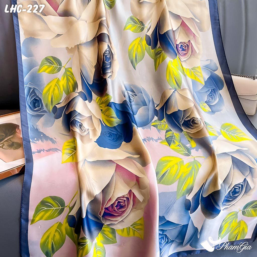 Cận Cảnh Khăn Choàng Lụa Hàng Châu Màu Xanh Than Phối Beige Họa Tiết Hoa Hồng Trang Nhã