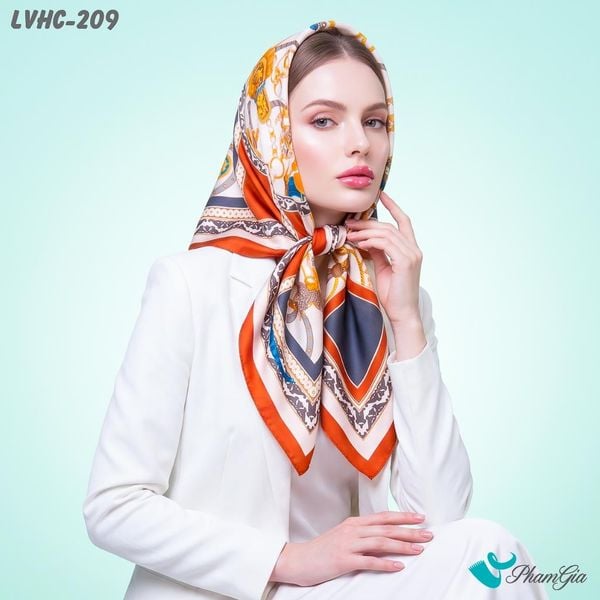 Khăn Lụa Vuông Hạ Châu 88*88cm 2 Mặt Họa Tiết Dây Xích Phối Hình Học Màu Cam Đất Cá Tính (LVHC209)