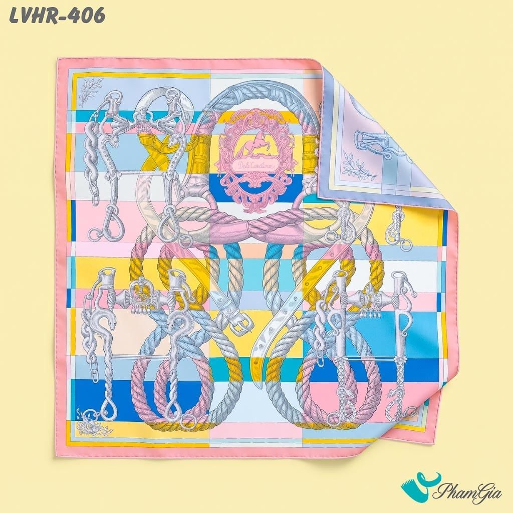 Khăn Lụa Vuông Hera 90*90Cm 2 Mặt Cao Cấp Hoạ Tiết Huy Hiệu Kỵ Sĩ Màu Hồng Pastel Phối Xanh Sang Trọng (LVHR406)