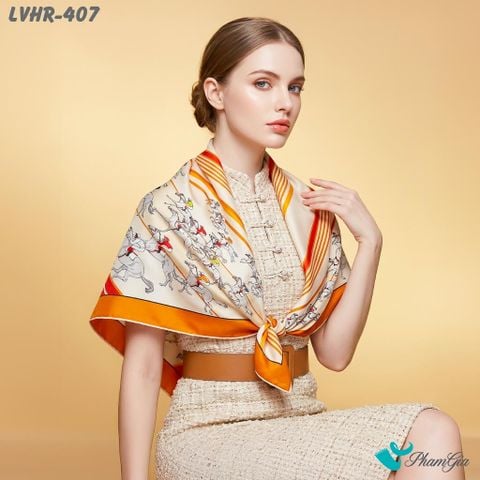Khăn Lụa Vuông Hera 90*90Cm 2 Mặt Cao Cấp Hoạ Tiết Đường Đua Kỵ Sĩ Màu Trắng Viền Cam Hiện Đại (LVHR407)