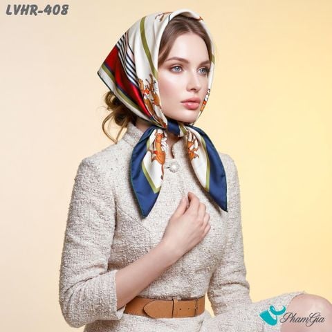 Khăn Lụa Vuông Hera 90*90Cm 2 Mặt Cao Cấp Hoạ Tiết Đường Đua Kỵ Sĩ Màu Trắng Viền Xanh Hiện Đại (LVHR408)