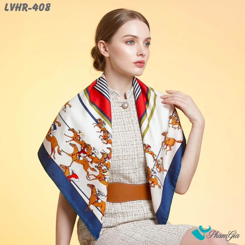 Khăn Lụa Vuông Hera 90*90Cm 2 Mặt Cao Cấp Hoạ Tiết Đường Đua Kỵ Sĩ Màu Trắng Viền Xanh Hiện Đại (LVHR408)