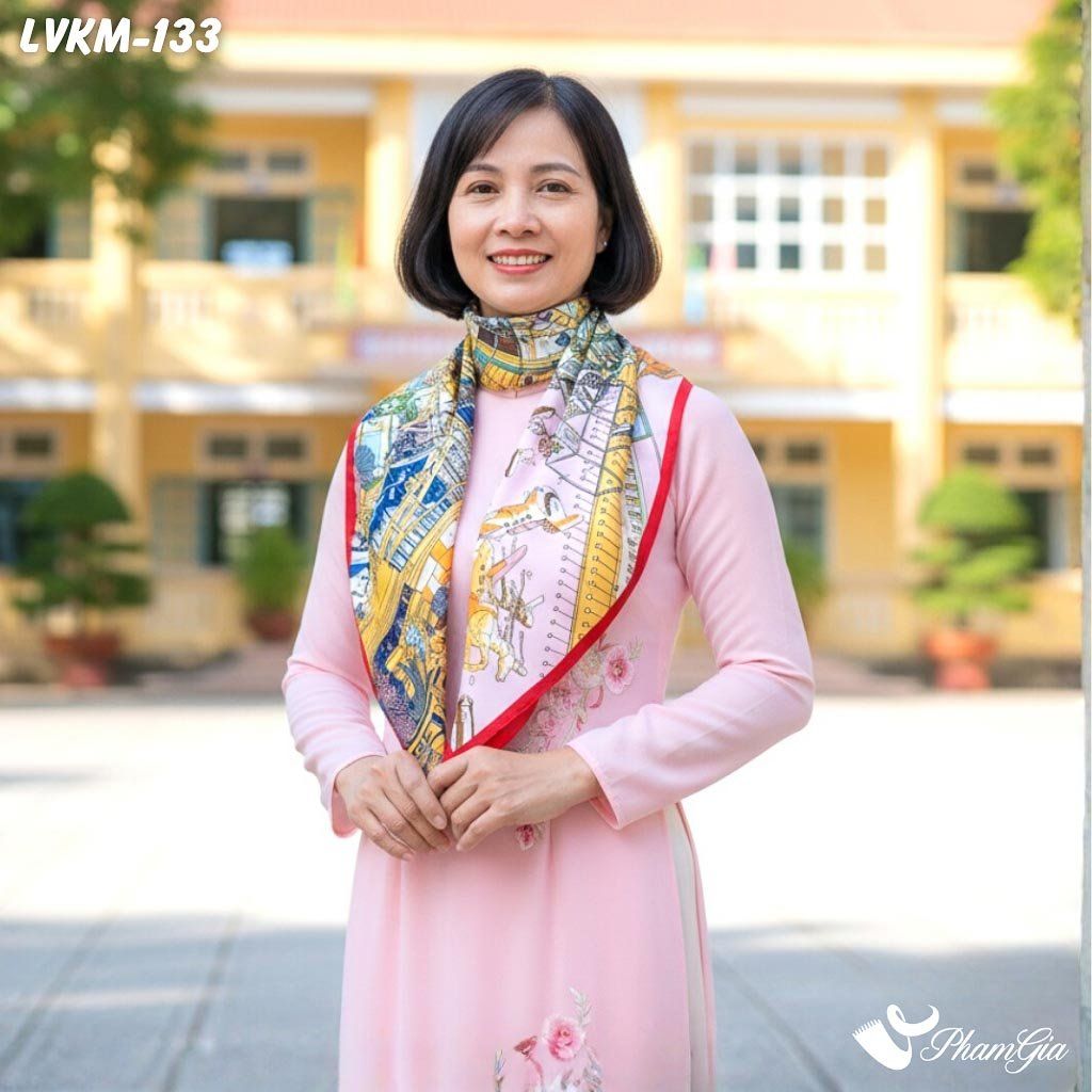 Khăn Lụa Vuông 90*90Cm Họa Tiết La Mã Cổ Điển Viền Cam (LVKM133)