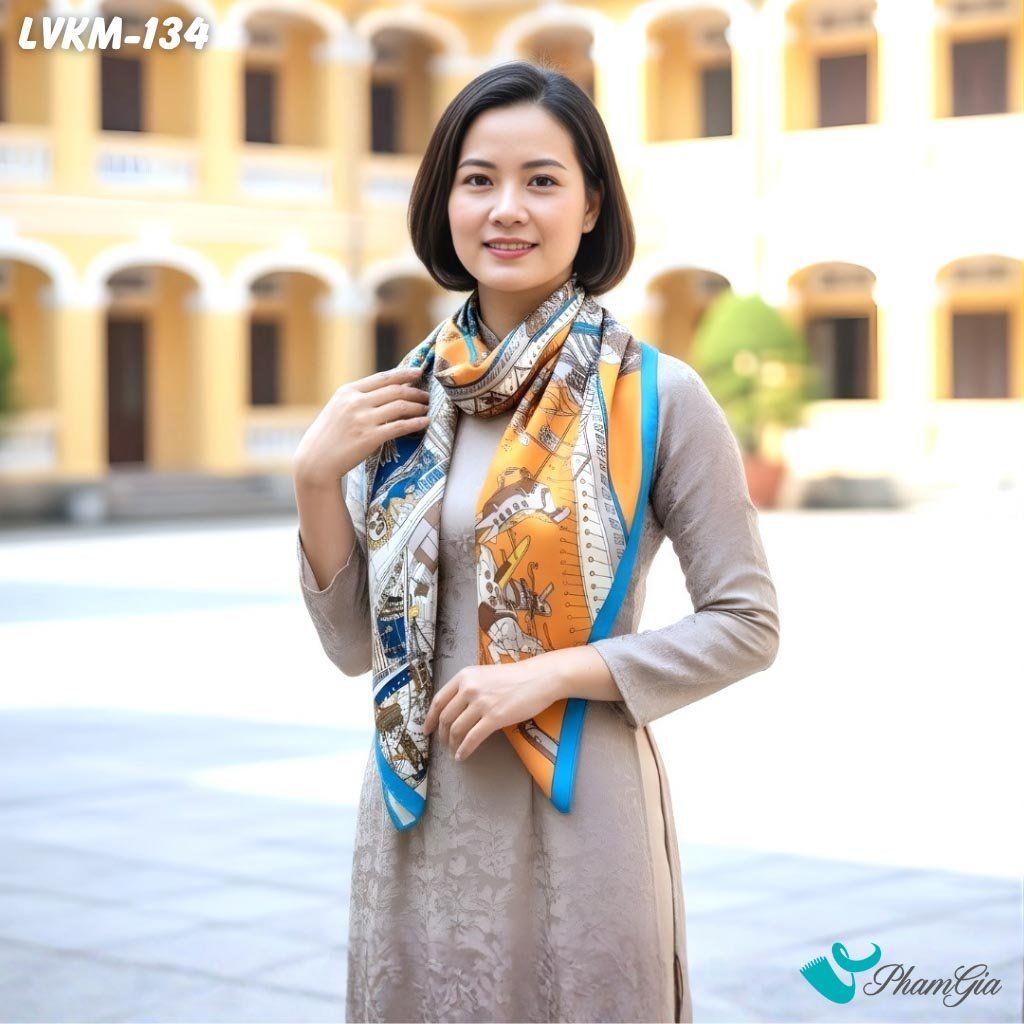 Khăn Lụa Vuông 90*90Cm Họa Tiết La Mã Cổ Điển Viền Xanh (LVKM134)