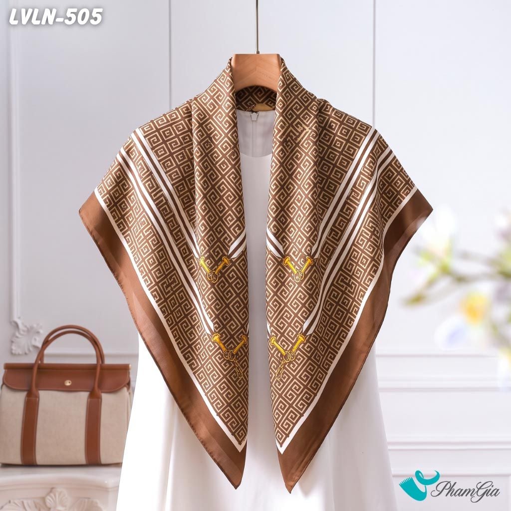 Khăn Lụa Vuông Luna 90X90Cm Họa Tiết Geometric Phối Khóa Kim Loại Màu Nâu Chocolate (LVLN505)