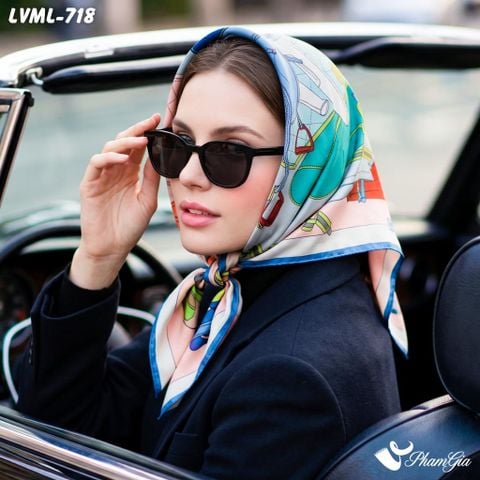 Khăn Lụa Vuông Milan 70*70Cm 2 Mặt Cao Cấp Họa Tiết Mã Cụ Hoàng Gia Đa Sắc Viền Xanh Ngọc (LVML718)