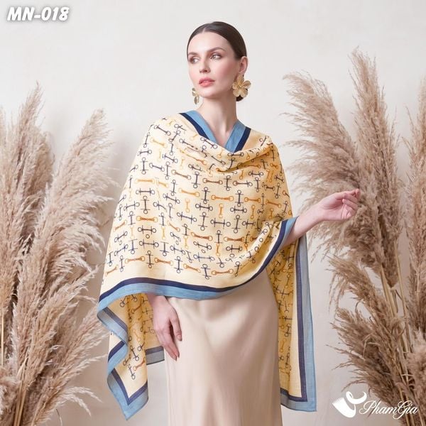 Khăn Choàng Mộc Nhiên Họa Tiết Retro Phối Nền Kem Viền Xanh Blue Hiện Đại (MN018)
