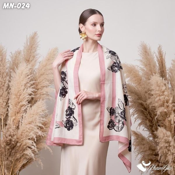 Khăn Choàng Mộc Nhiên Họa Tiết Hoa Hồng Đen Phối Viền Hồng Trang Nhã (MN024)